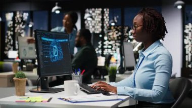 Genç kadın analist veri madenciliği ve optimizasyonu için yapay zeka ağları kullanıyor ve çok uluslu bir şirkette otomasyon araçlarıyla çalışıyor. Başarı için yapay zeka dijital araçları. Kamera B.