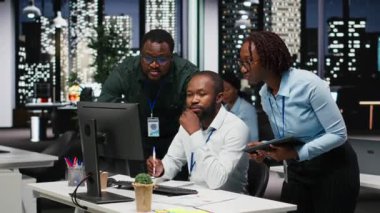 Gecenin geç saatlerinde önemli bir görev için takım çalışması yapan bir grup siyah işçi, mesai saatleri dışında yeni bir geliştirme stratejisi geliştirmek için işbirliği yapıyorlar. Verimliliği arttırmak için görüşleri gözden geçiriyorum. Kamera B.