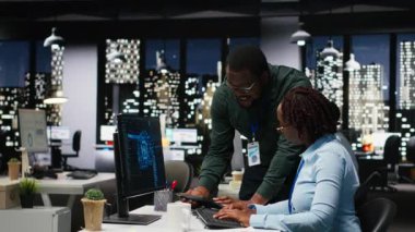 Siyah çalışma arkadaşları yapay zeka ve tahmin analitiği kullanarak akıllı çalışma çözümlerini ve bulut hesaplamalarını uyarlanabilir stratejiler için kontrol ederler. Yapay zeka mühendisliği algoritmaları. Kamera B.