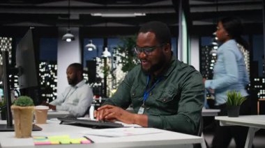 Bir iş stratejisi bulmacası üzerinde düşünen odaklanmış erkek çalışanlar, yaratıcı kavramlar öngörüyor ve gelecekteki sonuçları öngörüyor. Sorunla ilgili yeni bir bakış açısına ilham vermek için derin bir tefekkür. Kamera A.