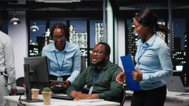 Afrikalı Amerikalı analistler finansal tahminlerde bulunan bir projede işbirliği yapıyorlar, girişim faaliyetlerini ve kârını genişletmek için verileri yansıtıyorlar. Hedefleri garanti altına almak için çalışma alanında takım çalışması. Kamera B.