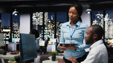 Siyah Bilişim Mühendisleri ekibi bilgisayar üzerinde uygulama ve yazılım algoritması geliştiriyor, gece geç saatlerde ofiste çalışıyorlar. Uzmanlar dijital araçlar kullanır ve senaryo mühendisliği ve kodlamaya odaklanırlar. Kamera B.