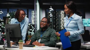 Siyahi ofis çalışanlarından oluşan bir ekip, veri içgörüleri ve performans ölçümleri, görüş ve geceleri çok uluslu bir şirket ortamında başarı elde etme hedefleri doğrultusunda çalışıyor. Kamera B.