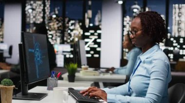 Yapay zeka asistanı, siyah takımın gece geç saatlerde görevlerini tamamlamasına yardımcı olan bir bilgisayar masaüstünde görüntülendi, etkileşimleri düzene sokmayı ve web tabanlı bağlantıyı geliştirmeyi öğrendi. Kamera B.