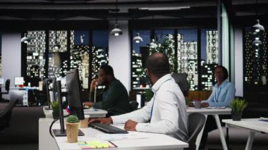 İş planlama ve rapor yazma ile uğraşan Afro-Amerikan ekibi, şirket verilerini kullanarak hedeflerle aynı hizayı sağladılar. Gelecek projeler için ajanda, mesai saatleri dışında. Kamera A.