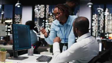 Masada sanal bir asistanla etkileşime geçen iki siyah işçi, online iletişimi geliştirmek için yapay zeka ve akıllı otomasyon üretti. Veri güdümlü yapay zeka çözümleri. Kamera B.