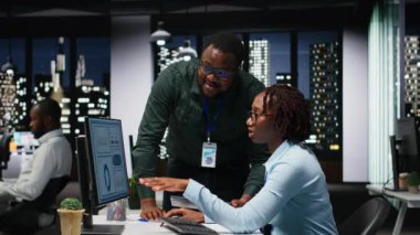 Siyahi şirket yöneticisi ve yardımcısı, girişim hedefleri ve performans ölçümleri arasında bir sinerji sağlayarak yeni bir genişleme planında işbirliği yapıyorlar. Bir proje için ortak görüşler. Kamera B.