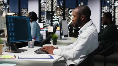 Siyah çalışanlardan oluşan bir ekip sanal yapay zeka sohbet robotunu kullanarak metni hızlı bir şekilde otomatik hale getiriyor ve günlük işleri çözüyor, verimliliği artırıyor. Gelişmiş algoritmalar ve dijital araçların entegrasyonu. Kamera B.