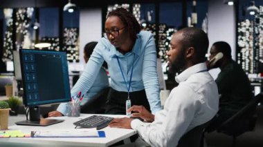 Afrika kökenli Amerikalı personel problem çözme görevleri için yapay zeka sohbet robotu sistemini, akıllı algoritmaları vurgulayan fütüristik yüksek teknolojiyi ve derin öğrenme için kullanır. İletişim ve bilişim desteği. Kamera B.