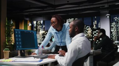 Afrika kökenli Amerikalı personel problem çözme görevleri için yapay zeka sohbet robotu sistemini, akıllı algoritmaları vurgulayan fütüristik yüksek teknolojiyi ve derin öğrenme için kullanır. İletişim ve bilişim desteği. Kamera A.