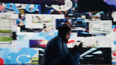 Stresli birey, bağımlılık ve aşırı bilgilerin yol açtığı zihinsel sağlık krizini gösteren cep telefonu sosyal uygulamalarını saplantı derecesinde fazla kullanıyor. Siber zorbalık ve manipülasyon. Kamera B.