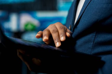 Yapay zekayı, makine öğrenme algoritmalarını, yüksek teknoloji sinir ağlarını ve gelecekteki veri yapılarını keşfeden Afrikalı Amerikalı bilişim teknisyeninin modern konsepti..