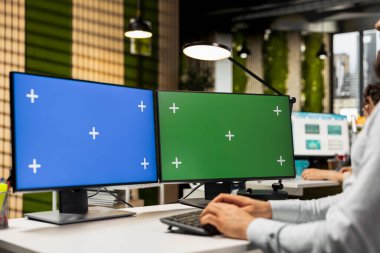 Monitörlerde izole edilmiş kopya alanı olan KPI ölçümlerini analiz eden kadın asistan, iş geliştirme planlarına stratejik bir zihniyet uyguluyor. Yeniliği ve hedeflere ulaşmayı destekle.