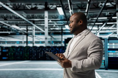 Veri Merkezi yönetim güncelleme sistemleri performansı arttırmak ve sunucuları kolayca sömürülebilir yazılım zayıflıklarından korumak için. Sunucuların yavaşlamasına yol açan hatalar arayan işçiler