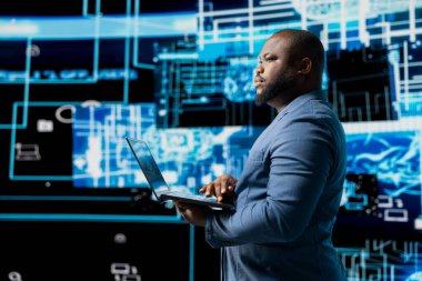 Afrikalı Amerikalı bilişim mühendisi yapay zeka etiği ve sinirsel ağlar üzerinde çalışıyor, makine öğrenme sistemleri için sanal zeka beyin araçları. Gösterge panelinde algoritmik düşünme gelişimi.