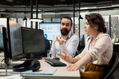 İdari ekip, yeni bir geliştirme stratejisi oluşturmak için çalışma yerinde rapor yazma üzerinde birlikte çalışıyor. Verimliliği ve ilerlemeyi arttırmak için görüşler gözden geçiriliyor.