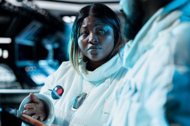 Yıldızgemisi meslektaşları güneş sistemi gezegenine iniş prosedürleri uyguluyor, gelecekteki kolonileşmeyi destekliyorlar. Kozmonotlardan oluşan bir ekip dışarıdaki göreve hazırlanıyor, diğer gezegenlerin yaşanabilirlik faktörlerini değerlendiriyor..