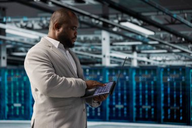 Veri merkezi çalışanı öngörü taraması yapıyor, ağ sorunlarını düzeltip sondaj performansını etkiliyor. Teknisyen sistem tanılama testleri, kaynak kullanımının izlenmesi