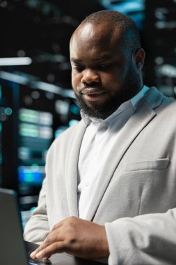 Sunucuları kullanılabilir yazılım zayıflıklarından ve denetleme sistemlerinden korumak için dizüstü bilgisayar kullanan veri merkezi programcısını kapatın. Sunucu merkezi çalışanı ekipmanları yavaşlatan hatalar arıyor