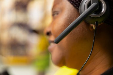 Müşteri desteği çalışanlarının kapatılması, bir aramada e-ticaret sipariş sorunlarıyla ilgilenir, müşterilere yanıt verir ve sevkiyat gecikmeleri veya yanlış teslimat adresleri hakkında bilgi edinmeye yardımcı olur.