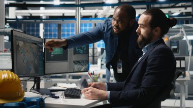 Güneş paneli sistemlerini yöneten çeşitli mühendislerin portresi, sürdürülebilir teknoloji ve fotovoltaik üretimi için endüstriyel faaliyeti güvence altına alan işbirlikçi bir teftiş kapsamında yer alıyor. Kamera A.