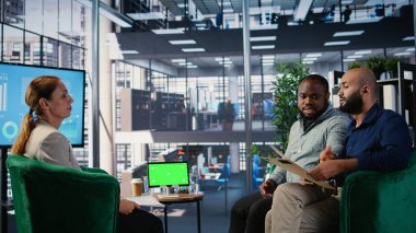 Profesyonel ekip, uluslararası genişleme ve kalkınma için verimli bir işbirliği sağlayarak, model ekranın yanında karar vermek üzere toplanıyor. Liderler toplantı sırasında müzakere ediyorlar. Kamera A.