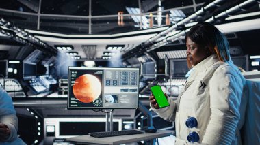 Astronot Mars 'a inmeden önce arkadaşlarına mesaj atmak için yeşil ekran akıllı telefonu kullanıyor. Derin uzayda Kızıl Gezegen 'e giderken ailesiyle sohbet etmek için kroma anahtarı kullanan bir kadın.