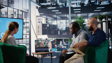 Profesyonel bir tartışma için şirket liderleri arasında uzak bir toplantı, küresel şirketler arasında verimli bir ortaklık yaratmak için görüşleri paylaşmak. İnternet üzerinden bağlantı kurun. Kamera A.