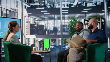 Çeşitli yönetim grupları kroma anahtarının yanında stratejik düşüncelere sahiptir, verileri analiz ederek şirketin kararlarına araştırmalarla rehberlik ederler. Performans ölçümleri ve çok kültürlü bakış açıları gözden geçiriliyor. Kamera A.