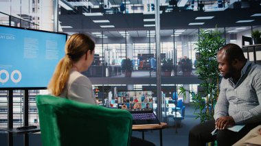 Ofis hayatı, yeni bir uluslararası ortaklık için iş stratejisi ve hedef odaklı planlama içeren bir video konferansında sanal takım çalışması yoluyla ele geçirildi. Kültürel çeşitlilik. Kamera A.