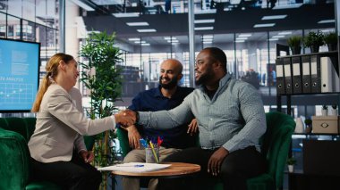 İş adamları, ortaklıklarını güvence altına almak ve toplantıdan sonra şartları ve şartları kabul etmek için yasal bir belge imzalıyorlar. CEO 'lar yeni bir anlaşmayla işbirliği yapıyor, başarı öyküsü. Kamera A.