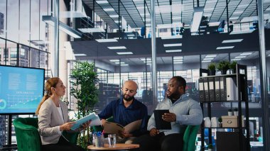 Bir müzakere toplantısında birbirlerini karşılayan çok kültürlü CEO 'lar grubu, uluslararası şirketleri arasında yeni ve başarılı bir ortaklığın son ayrıntılarını tartışıyor. Ağ kurmak. Kamera A.