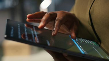 Yapay zekayı tablet üzerinde kullanarak performansı ve tahminleri optimize eden programcıyı kapatın. Ofis eğitim makinesindeki sistem yöneticisi aygıt, kamera A kullanarak modelleri öğreniyor.