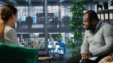 Ofis hayatı, yeni bir uluslararası ortaklık için iş stratejisi ve hedef odaklı planlama içeren bir video konferansında sanal takım çalışması yoluyla ele geçirildi. Kültürel çeşitlilik. Kamera B.