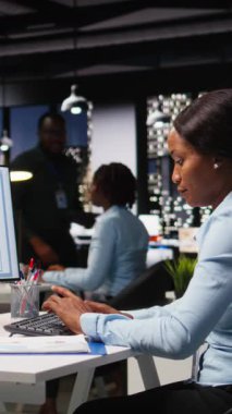 Dikey Video İşkadını hedeflere ulaşmak için proje verilerini düzeltme ve planlama, gece geç saatlerde karanlık ofiste görevleri çözme üzerine odaklandı. Bütçe ve hedefler hakkında idari öngörü