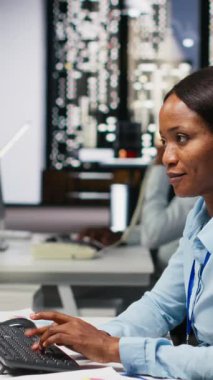 Dikey Video Kadın Profesyonel Araştırma ve belgelendirme bilgileri, karanlık bir ofiste işletme girişimi için güncellemeler raporlar. Bilgisayarda finans hedefleri ve proje geliştirme