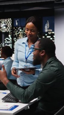 Dikey Video Siyah çalışanları birlikte beşlik çakıyor ve ortak bir takımdan memnun kaldıklarını göstererek görevlerinin başarısını kutluyorlar. Gece geç saatlere kadar çalışan pozitif gülümseyen meslektaşlar, başarı