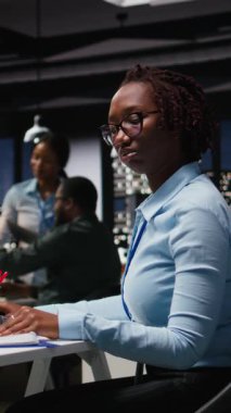 Dikey Video Genç kadın analisti, veri madenciliği ve optimizasyonu için yapay zeka ağları kullanır ve çok uluslu bir şirkette otomasyon araçları ile çalışır. Yapay zeka dijital araçları