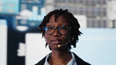 Yöneticinin kapatılması, izleyicilere ilham vermek için ekranda performans ölçüm grafiklerini göstererek etkinlikte vizyon sahibi bir iş sunumuna öncülük ediyor. İş kadını konferansta konuşma yapıyor, konuşma yapıyor.