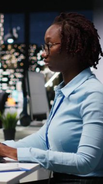 Dikey Video Genç kadın analisti, veri madenciliği ve optimizasyonu için yapay zeka ağları kullanır ve çok uluslu bir şirkette otomasyon araçları ile çalışır. Yapay zeka dijital araçları