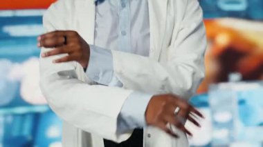 Biyomedikal uzman laboratuvar önlüğü giyiyor antiviral stratejiler tasarlamak için patojenler üzerinde çalışıyor. Enfeksiyon modellerini ve genomlarını dijital video ile karşılaştıran Afrikalı Amerikalı bir kadın.