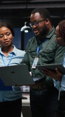 İş ortaklarının dikey video portresi, veri içgörüleri ve finansal tahminleri olan bir projede işbirliği yaparak, girişim faaliyetlerini genişletme vizyonunu yansıtıyor. Hedefleri garanti altına almak için takım çalışması