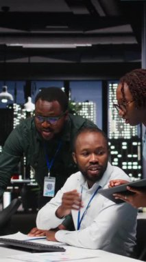 Gece geç saatlerde önemli bir görev için takım çalışması yapan siyahi çalışanlardan oluşan dikey video grubu, mesai saatleri dışında yeni bir kalkınma stratejisi oluşturmak için işbirliği yapıyorlar. Verimliliği arttırmak için görüşler gözden geçiriliyor