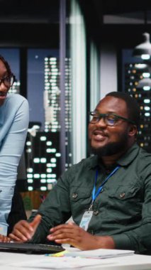 Siyahi ofis çalışanlarından oluşan dikey video ekibi, gece çok uluslu bir şirket ortamında başarı sağlamak için veri içgörüleri ve performans ölçümleri, görüş ve hedeflerle çalışıyor.