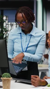 Dikey Video İş Yöneticisi ve analist çalışma alanındaki veri içgörülerini izleyerek, ayrıntılı performans ölçümleri ve açıklamalar için öngörü planlamak için analitiklerden yararlanıyor. Çalışma saatlerinden sonra hedef ayarı