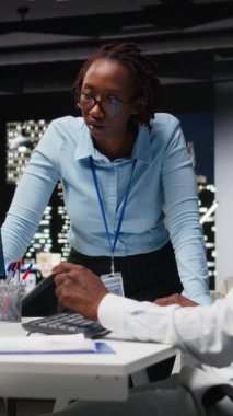 Siyah bilişim uzmanlarından oluşan dikey video ekibi, metin üretimini otomatikleştirmek ve günlük işleri çözmek, ofisteki verimliliği artırmak için çevrimiçi yapay zeka asistanı kullanıyor. Gelişmiş algoritmalar ve dijital ile bütünleşme