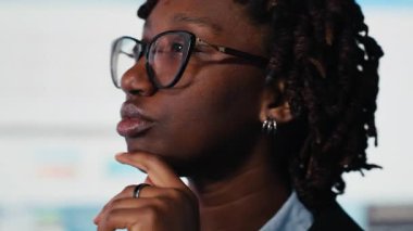 İş piyasası grafiklerini değerlendiriyor, beyin fırtınası yapıyor. İş kadını, mali raporları ve üç aylık iş performansının iç yüzünü anlamak için veri tablolarını analiz ediyor.