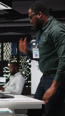 Dikey Video Siyah Genel Müdürü gecenin geç saatlerinde karanlık bir ofiste karmaşık bir sorun düşünüyor ve iş yerindeki seçeneklere odaklanıyor. Dikkatli çıkarımlarla mantıksal çözümü yansıtmak