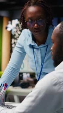 Siyah bilişim uzmanlarından oluşan dikey video ekibi, metin üretimini otomatikleştirmek ve günlük işleri çözmek, ofisteki verimliliği artırmak için çevrimiçi yapay zeka asistanı kullanıyor. Gelişmiş algoritmalar ve dijital ile bütünleşme