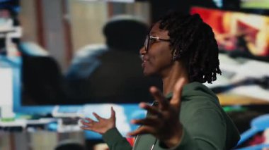 Metastazla sınırsız video içeriği özgürlüğünü kutlayan mutlu kadına yaklaş. Çevrimiçi video kanallarına bakmak için dijital ekranlar kullanan neşeli insan, dev dijital duvar arkaplanı üzerinde izole edilmiş.